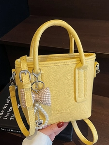 Damen Kieselige PU Leder Eimertasche Minimalistische Umhängetasche Mit Optionalem Künstliche Perlen Schleifen Anhänger Kleine Einfarbige Pendler Handtasche