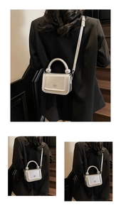 Détail du mini sac argenté métallisé avec texture grainée et logo de la marque embossé