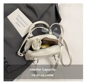 Capacité intérieure du sac Boston blanc avec téléphone et parfum à l'intérieur