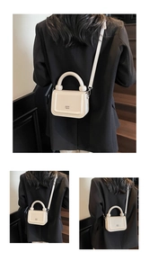 Vue détaillée du sac à main en cuir verni blanc crème avec poignée semi-circulaire