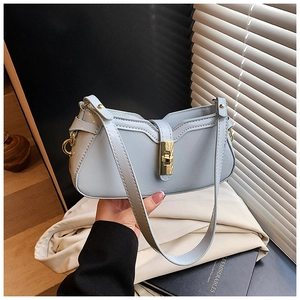 Détail du sac à bandoulière en cuir bleu clair avec boucle rotative dorée élégante