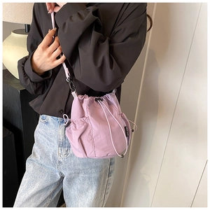 Detailansicht lila Nylon-Beuteltasche mit Tunnelzug, Netztasche und Markenlogo