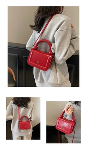 Vues détaillées d'un sac bandoulière en cuir verni rouge avec logo et poignée