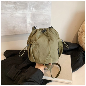 Detail der armee-grünen Nylon-Beuteltasche mit Netztasche und verstellbarem Riemen