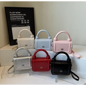 Sacs à bandoulière carrés minimalistes en six couleurs avec poignée boule et aspect brillant