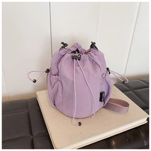 Detail der hellvioletten Kordelzug-Beuteltasche mit seitlicher Netztasche und Gurt