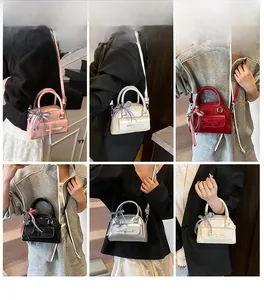 Vues détaillées de sacs bandoulière en cinq couleurs avec nœud décoratif