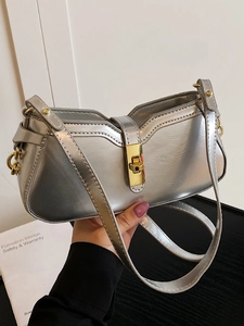 Sac sous le bras argenté métallique avec design ondulé et fermoir doré pour femme