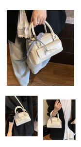 Vues détaillées du mini sac oreiller crème avec nœud et ruban à carreaux bleus décoratif