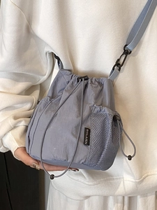 Minimalistische hellblaue Nylon-Beuteltasche mit Kordelzug, Netzfach und Logo