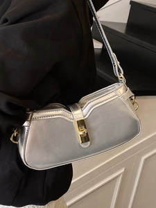 Sac baguette argenté chic avec rabat ondulé et fermoir doré pour femmes