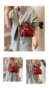 Détail macro du mini sac rouge en cuir brillant avec des rubans décoratifs élégants