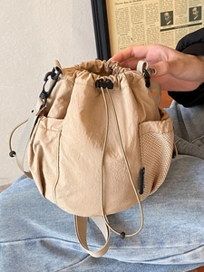 Minimalistische khakifarbene Beuteltasche aus Nylon für die Freizeit und das Pendeln