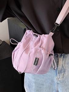 Minimalistische fliederfarbene Nylon-Beuteltasche mit Kordelzug und verstellbarem Riemen