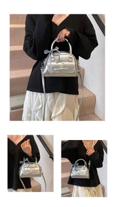 Sac boston argenté avec nœud en cuir et ruban à carreaux bleus sur la poignée