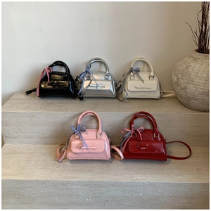 Vue détaillée de cinq mini sacs polochons en couleurs variées avec rubans décoratifs