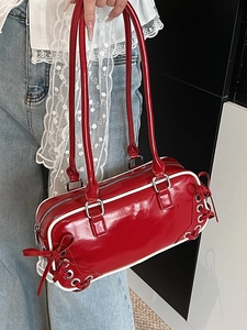 Borsa sottobraccio rossa lucida con bordi bianchi a contrasto e fiocchi di seta
