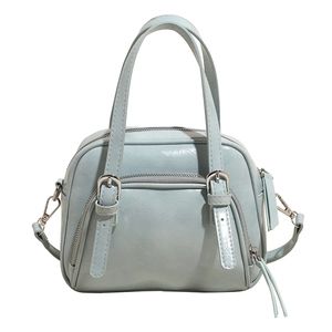 Elegante borsa bowling in ecopelle celeste con dettagli in metallo argento