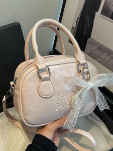 Sac bowling rose avec breloque nœud perlé et bandoulière réglable pour femme