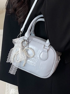 Sac bowling élégant en cuir lavande avec nœud en perles et charme en dentelle