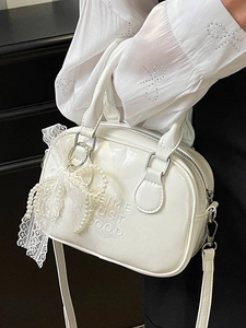 Sac à main bowling en cuir verni blanc avec nœud en dentelle perlé et texte embossé