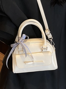 Sac polochon blanc minimaliste avec ruban à carreaux et nœud pour femmes