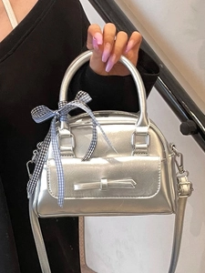 Sac polochon métallisé argenté avec nœud et ruban à carreaux bleus sur la poignée