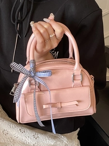 Sac bowling en similicuir rose avec nœud et ruban dans un style y2k tendance