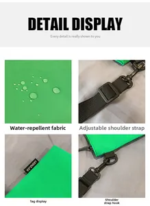 Détail d'un sac vert vif en tissu imperméable avec crochet en plastique et étiquette