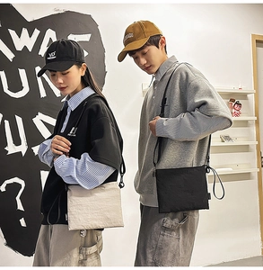 Sacs à bandoulière carrés minimalistes en noir et blanc cassé portés par deux modèles