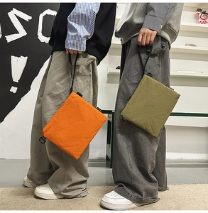 Détail de sacs à bandoulière en nylon imperméable de couleurs orange et vert olive