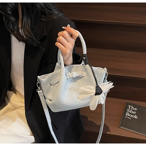 Sac à main tendance à texture tissée avec breloque fleur en organza sur un modèle