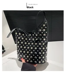 Détail du sac hobo noir avec rivets argentés et texture en cuir PU brillant