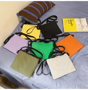 Vue détaillée de petits sacs carrés en nylon coloré léger en plusieurs couleurs vives