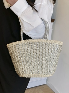 Borsa tote minimalista in paglia intrecciata argento con manici robusti per la spiaggia
