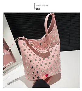 Détails du sac seau rose style punk avec rivets métalliques argentés et large poignée ronde