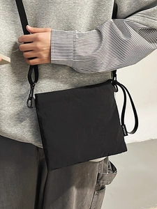 Sacoche carrée minimaliste en nylon noir pour le quotidien et style streetwear urbain chic