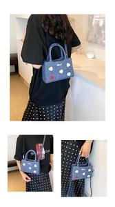 Vues détaillées d'un sac bandoulière en denim bleu avec des écussons cœurs colorés
