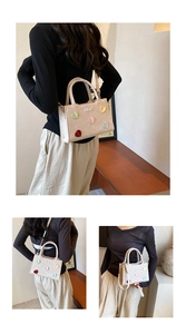 Détails du sac à main beige avec cœurs 3D colorés et lettres métalliques décoratives