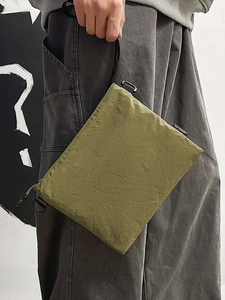 Sac bandoulière en nylon vert olive avec texture plissée et fermeture éclair noire