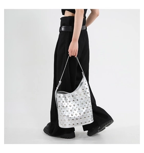 Sac fourre-tout argenté à rivets ronds sur mannequin pour un look punk tendance