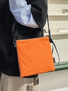 Sac bandoulière minimaliste en nylon orange vif avec sangle réglable pour le sport