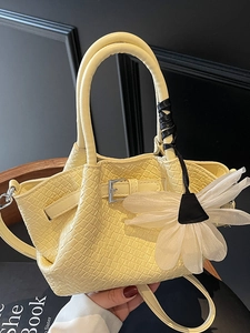 Sac Bandoulière Femme en Cuir PU à Texture Tissée Coréenne Élégant Sac à Épaule Plissé Avec Pendentif Fleur Pour Bureau