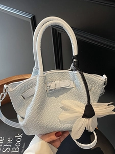 Sac à main bleu à texture tressée avec boucle en métal et breloque fleurie