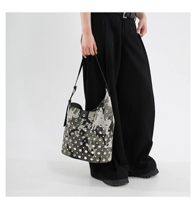 Détail du sac cabas camouflage avec rivets métalliques argentés et style urbain