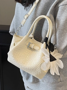 Sac à main chic crème texture tissée avec breloque fleur et bandoulière réglable en cuir