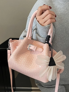 Sac à main rose texture tressée avec breloque fleurie et boucle en argent chic