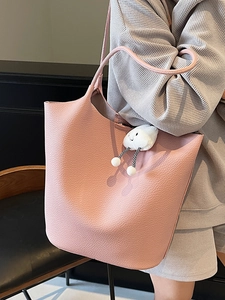 Pink lychee texture bucket bag with a cute cloud pendant for fashion women