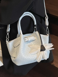 Sac à main bleu clair tissé avec breloque fleur blanche et bandoulière réglable pour femme
