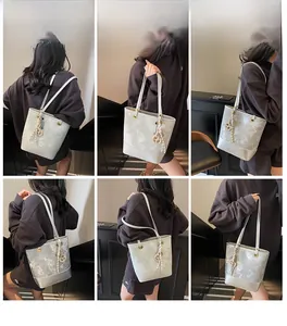 Collage des Models, das die geprägte Beuteltasche in verschiedenen Winkeln an der Schulter trägt